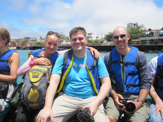 A Maria, o Henning e o Friso no barco que nos levou à Santa Cruz, em Galápagos (foto de Maria Edwards)